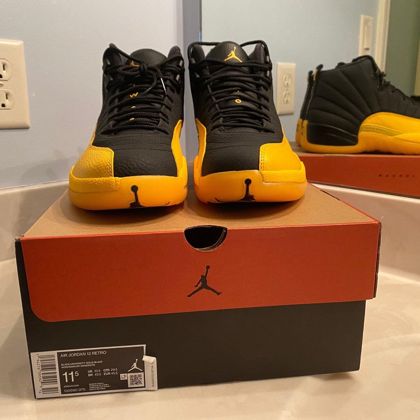 Jordan Aj12 "Retro Black University Gold"